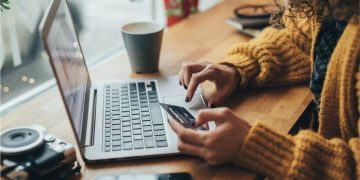 Numărul cumpărătorilor online din România, de opt ori mai mare față de 2010