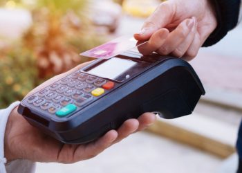 Plata cu cardul bancar la CAS Bihor | De azi, contravaloarea unor documente și contribuții poate fi achitată printr-un sistem de plată rapid