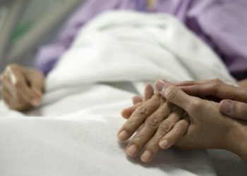 Persoanele care îngrijesc bolnavi de cancer beneficiază de concediu medical şi de o indemnizaţie | Detalii despre modul în care sunt acordate beneficiile