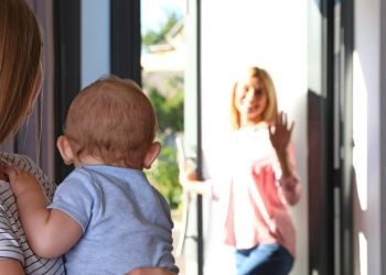 Bonele vor încheia contract de muncă direct cu familia care le angajează | Proiect adoptat