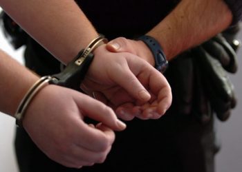 Un bărbat și un adolescent, reținuți pentru pornografie infantilă și viol