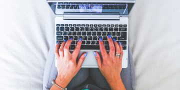 O bancă din România implementează modelul de lucru flexibil | Sfârșit de săptămână prelungit și o zi pe săptămână la birou