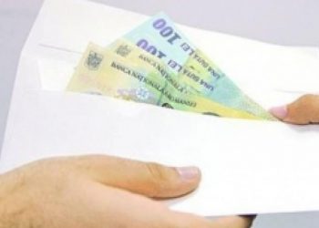 Patronii vor putea da angajaților, de Paște, cadouri în bani de până la 300 de lei neimpozabili