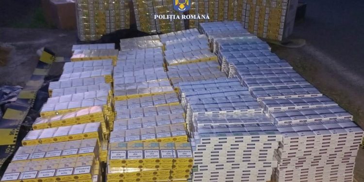 90.000 de țigări de contrabandă, găsite în portbagajul unei mașini, pe o șosea din Bihor