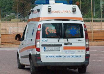 Opt ambulanțieri, reținuți pentru că au dat mită ca să fie angajați definitiv | Banii au ajuns la managerul Serviciului Județean de Ambulanță
