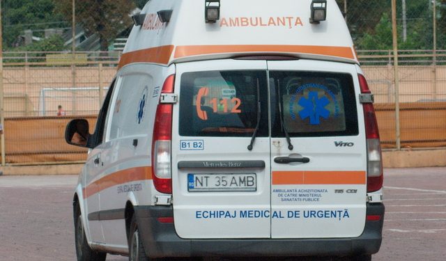 Opt ambulanțieri, reținuți pentru că au dat mită ca să fie angajați definitiv | Banii au ajuns la managerul Serviciului Județean de Ambulanță