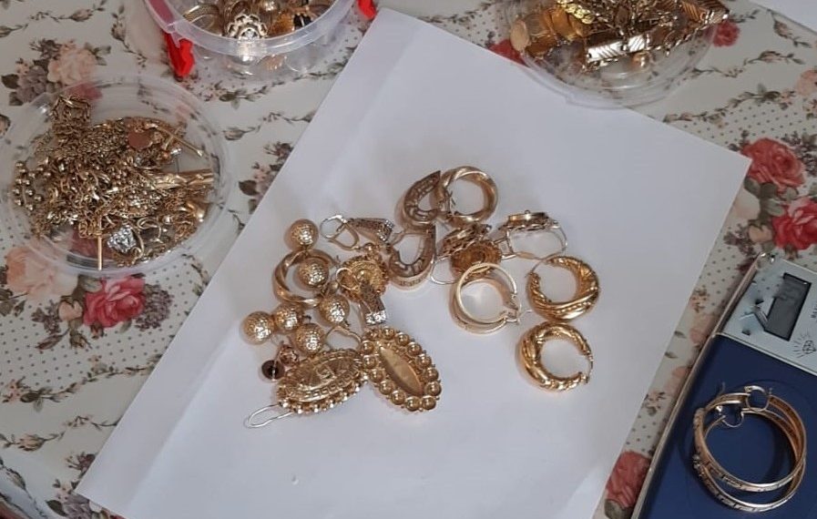 21 de kilograme de bijuterii din aur, ridicate după cele 200 de percheziții ale DIICOT făcute în mai multe județe, printre care și Bihor | Valoarea lor: 5 MILIOANE de euro