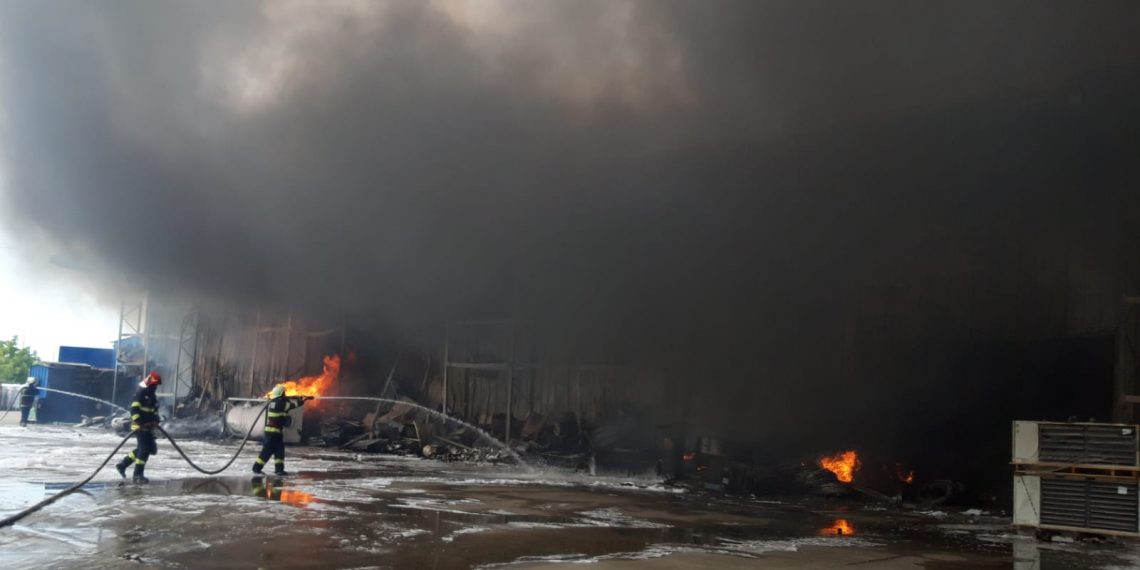 VIDEO-FOTO | Peste 100 de pompieri au intervenit pentru stingerea unui incendiu care a cuprins o hală de pe Șoseaua Borșului, din Oradea