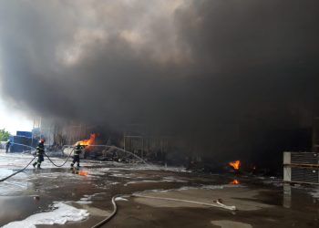 VIDEO-FOTO | Peste 100 de pompieri au intervenit pentru stingerea unui incendiu care a cuprins o hală de pe Șoseaua Borșului, din Oradea