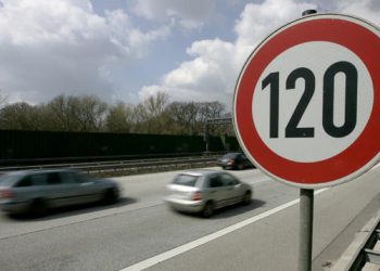 Limita de viteză pe drumurile expres, în afara localităților, crește la 120 km/h |  Ce modificări au fost aduse Codului Rutier printr-o lege promulgată azi