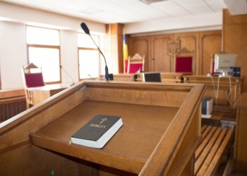 Persoanele care au stabilit cu inculpatul/suspectul relații asemănătoare celor dintre părinți și copii pot refuza să fie audiate ca martor | Argumentele CCR