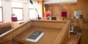 Persoanele care au stabilit cu inculpatul/suspectul relații asemănătoare celor dintre părinți și copii pot refuza să fie audiate ca martor | Argumentele CCR