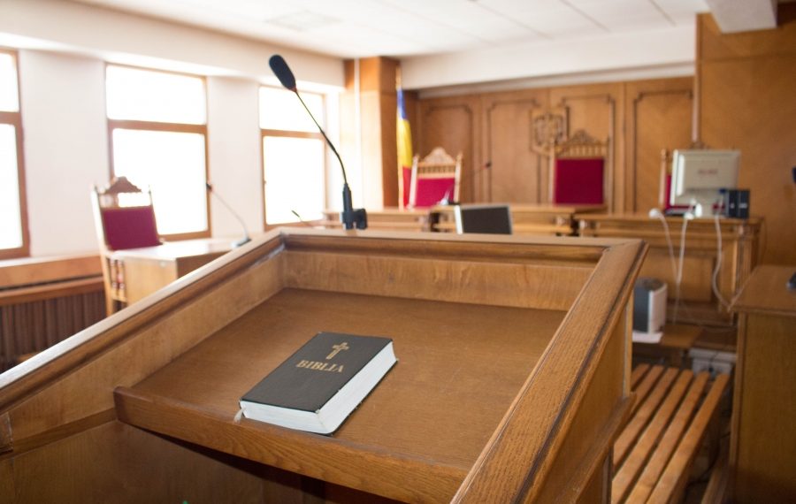 Persoanele care au stabilit cu inculpatul/suspectul relații asemănătoare celor dintre părinți și copii pot refuza să fie audiate ca martor | Argumentele CCR