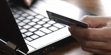 Instituțiile publice și furnizorii de utilități, obligați să accepte și plata online | De când intră în vigoare măsura