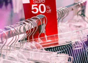 Reguli noi pentru magazine | Hotărârea împotriva reducerilor înșelătoare, aprobată de Guvern