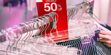 Reguli noi pentru magazine | Hotărârea împotriva reducerilor înșelătoare, aprobată de Guvern