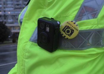 Mită în direct | Un șofer care a pus șpaga în portbagajul unei mașini de Poliție, înregistrat de bodycam-ul unui agent