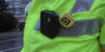 Mită în direct | Un șofer care a pus șpaga în portbagajul unei mașini de Poliție, înregistrat de bodycam-ul unui agent