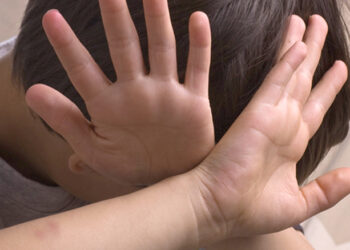 Închisoare pentru asistenții maternali care au violat și schingiuit trei frați | Copiii erau obligați să poarte urzici în lenjeria intimă