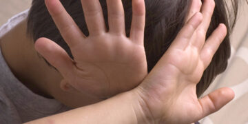 Închisoare pentru asistenții maternali care au violat și schingiuit trei frați | Copiii erau obligați să poarte urzici în lenjeria intimă