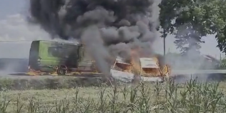 VIDEO. Incendiu pe DN79 Oradea – Salonta | Trei mașini au luat foc în urma unui accident