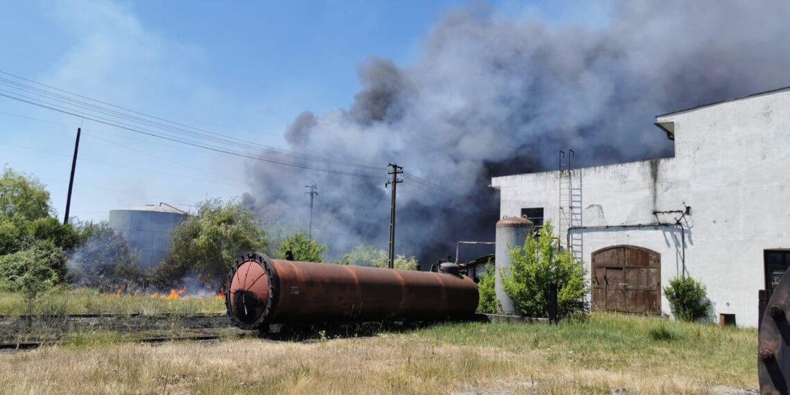 VIDEO. Incendiu la o uzină dezafectată din Bihor | Au luat foc rezervoaele cu reziduuri de păcură