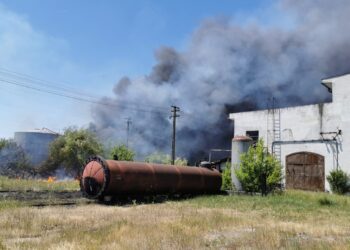 VIDEO. Incendiu la o uzină dezafectată din Bihor | Au luat foc rezervoaele cu reziduuri de păcură