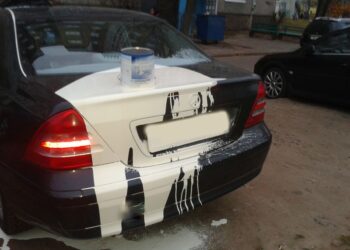 Amendă penală pentru o asistență care a vandalizat mașină unui medic | De ce a făcut-o