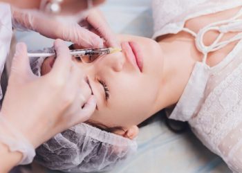 Medici de la o clinică de înfrumusețare, puși sub control judiciar pentru exercitarea fără drept a unei profesii și înșelăciune