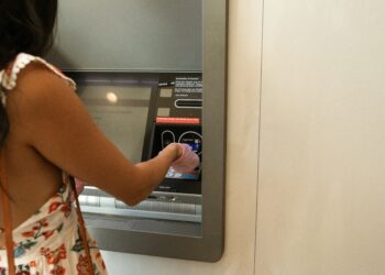 Bancomatele și operatorii de plăţi vor avea obligația să afişeze comisioanele percepute pentru conversia în și din euro ÎNAINTE de inițierea plății (Proiect)