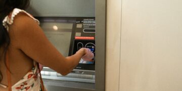 Bancomatele și operatorii de plăţi vor avea obligația să afişeze comisioanele percepute pentru conversia în și din euro ÎNAINTE de inițierea plății (Proiect)