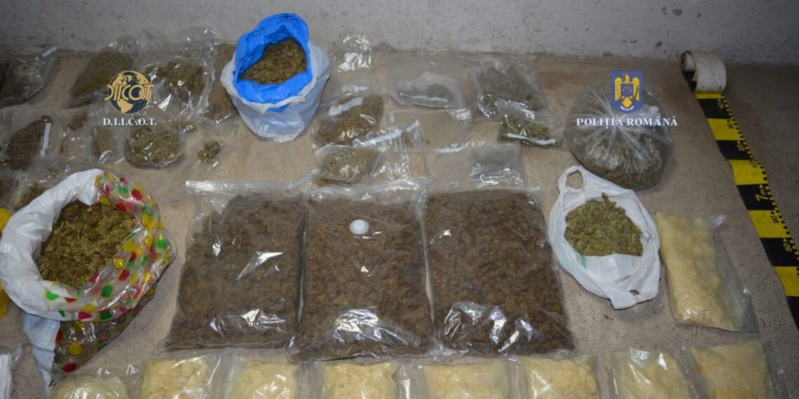 FOTO. Peste 32 de kilograme de droguri, descoperite de polițiștii BCCO Oradea, împreună cu procurorii DIICOT | Trei suspecți au fost prinși în flagrant delict într-o parcare