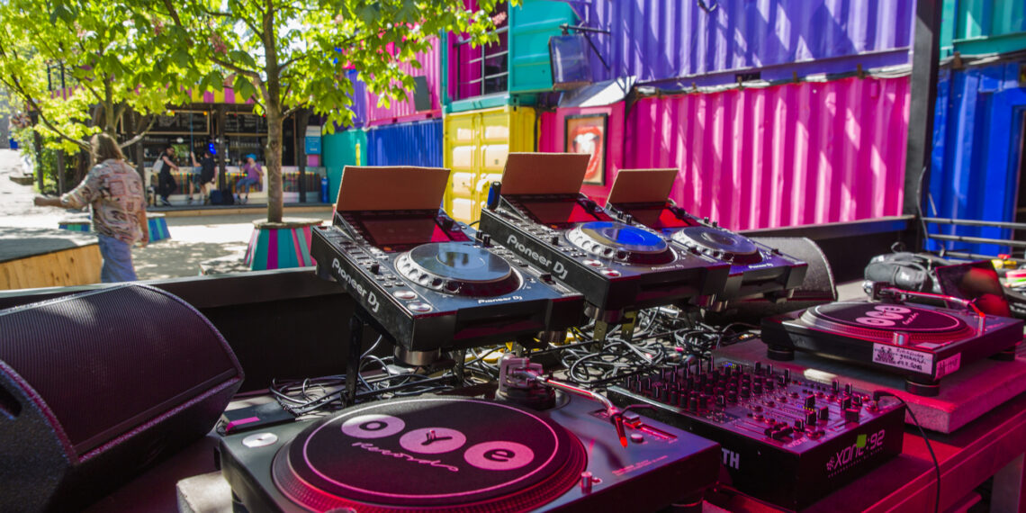 CCR | Petrecerile cu muzica dată tare pot fi sancționate pentru tulburarea liniștii, indiferent că sunt organizate la sate sau în orașe