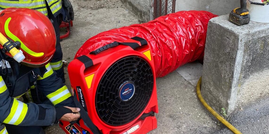 FOTO-VIDEO. Incendiu la un bloc de locuințe cu opt etaje, din Oradea | Focul a pornit de la un polizor folosit de către muncitorii care lucrau la rețeaua de termoficare