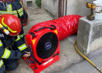 FOTO-VIDEO. Incendiu la un bloc de locuințe cu opt etaje, din Oradea | Focul a pornit de la un polizor folosit de către muncitorii care lucrau la rețeaua de termoficare