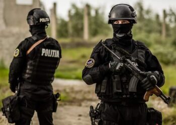 Reținere ”în grup” în Bihor | 11 persoane care au amenințat și i-au oferit bani unei minore ca să-și retragă plângerea penală, au fost trimise în arest