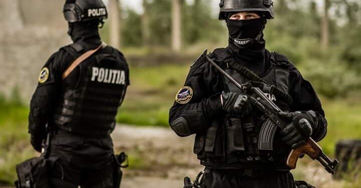 Reținere ”în grup” în Bihor | 11 persoane care au amenințat și i-au oferit bani unei minore ca să-și retragă plângerea penală, au fost trimise în arest