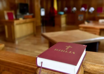Un bărbat care și-a dat în judecată fostul angajator a cerut Tribunalului Bihor ca Biblia să fie luată de pe pupitrul martorilor: ”În Biblie sunt multe blesteme”