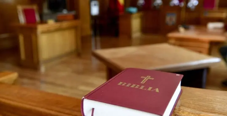 Un bărbat care și-a dat în judecată fostul angajator a cerut Tribunalului Bihor ca Biblia să fie luată de pe pupitrul martorilor: ”În Biblie sunt multe blesteme”