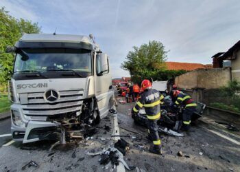 VIDEO. Tragedie pe DN1 | Două persoane au murit în urma ciocnirii dintre un autotren și un autoturism, lângă Aleșd