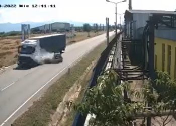 VIDEO. Accidentul de la Sudrigiu, unde un TIR s-a răsturnat și a blocat DN76, surprins de o cameră de supraveghere