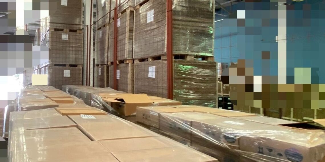 FOTO. Captură uriașă în Vama Borș II | 5 tone de tutun de narghilea, cu documente vamale falsificate, au fost găsite într-un camion