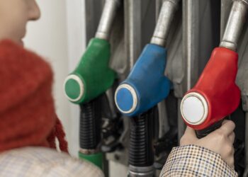 Scade prețul la pompă | Cât costă benzina și motorina în Oradea