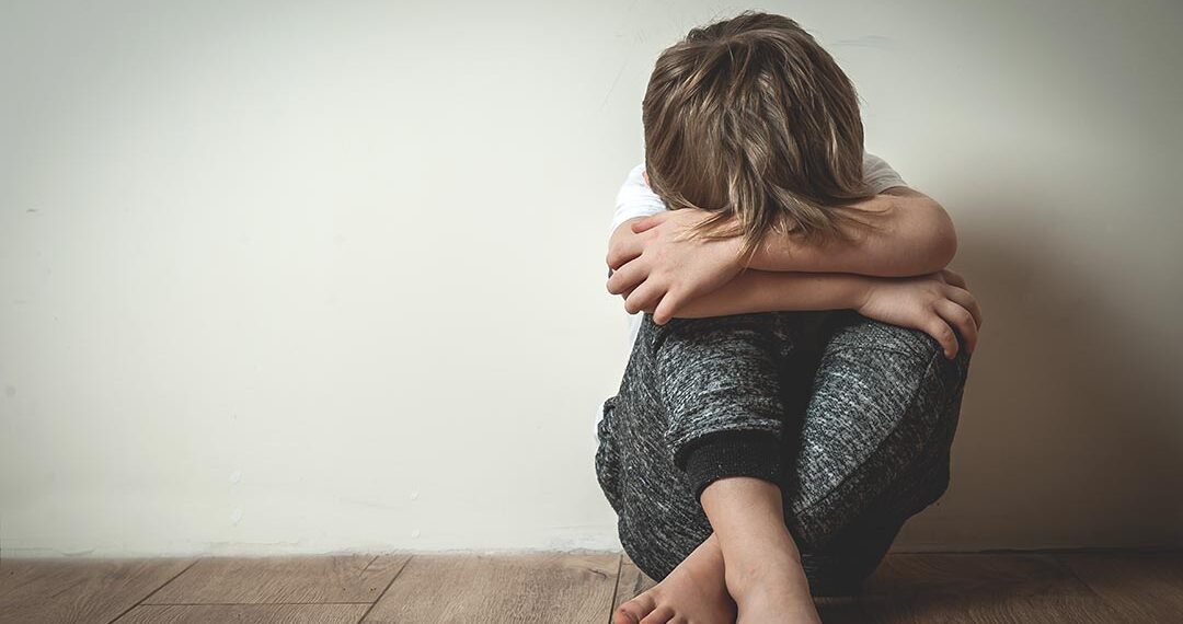 ÎNFIORĂTOR. Copil de 11 ani, bătut cu o coadă de lopată, stropit cu apă și ținut dezbrăcat în frig ca să mărturisească un furt | Agresorul a înregistrat totul cu telefonul