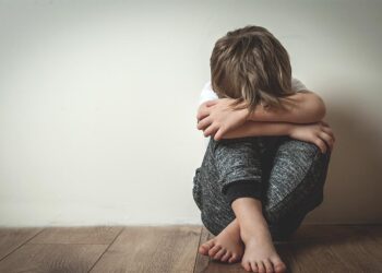 ÎNFIORĂTOR. Copil de 11 ani, bătut cu o coadă de lopată, stropit cu apă și ținut dezbrăcat în frig ca să mărturisească un furt | Agresorul a înregistrat totul cu telefonul