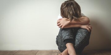 ÎNFIORĂTOR. Copil de 11 ani, bătut cu o coadă de lopată, stropit cu apă și ținut dezbrăcat în frig ca să mărturisească un furt | Agresorul a înregistrat totul cu telefonul