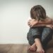 ÎNFIORĂTOR. Copil de 11 ani, bătut cu o coadă de lopată, stropit cu apă și ținut dezbrăcat în frig ca să mărturisească un furt | Agresorul a înregistrat totul cu telefonul