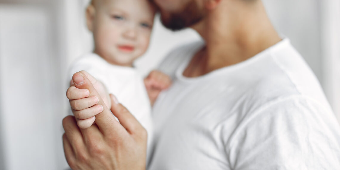 Tații vor putea beneficia de concediu paternal la nașterea fiecărui copil (Document)