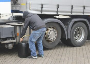 Atac la basculante și autotrenuri parcate în Oradea | Patru tineri au furat zeci de acumulatori auto și 1200 de litri de motorină