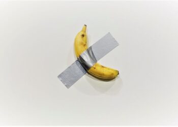 Banana lipită cu bandă adezivă pe perete, subiect de proces | Acuzat că a plagiat ”opera de artă”, unui artist i se cer 390.000 de dolari